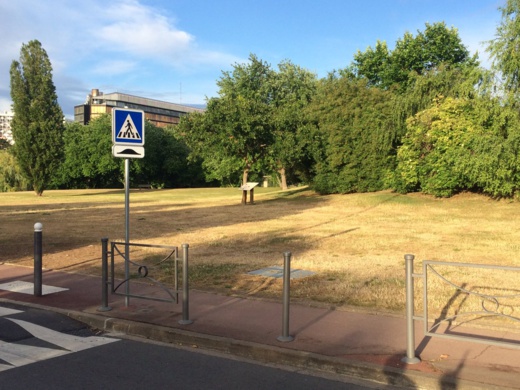 الشرطة الفرنسية تعتقل رجلا حاول دهس حشد أمام مسجد بسيارته الشرطة الفرنسية تعتقل رجلا حاول دهس حشد أمام مسجد بسيارته