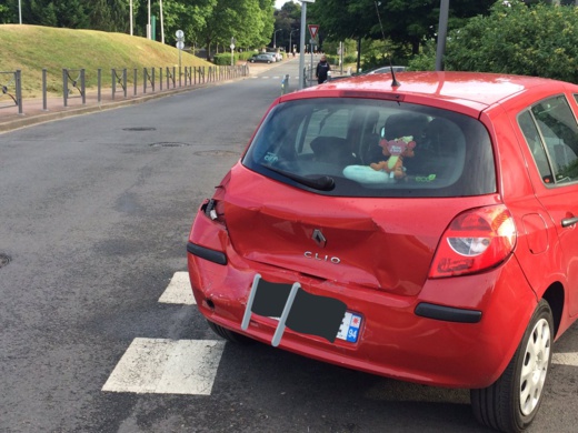 الشرطة الفرنسية تعتقل رجلا حاول دهس حشد أمام مسجد بسيارته الشرطة الفرنسية تعتقل رجلا حاول دهس حشد أمام مسجد بسيارته