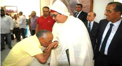 صورة لمواطن يقبل يد أحد العمال الجدد خلال حفل تنصيبه تثير سخط الفايسبوكيين صورة لمواطن يقبل يد أحد العمال الجدد خلال حفل تنصيبه تثير سخط الفايسبوكيين