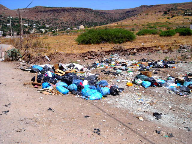 جماعة بني سيدال الجبل تستغيث من الأزبال والروائح الكريهة جماعة بني سيدال الجبل تستغيث من الأزبال والروائح الكريهة