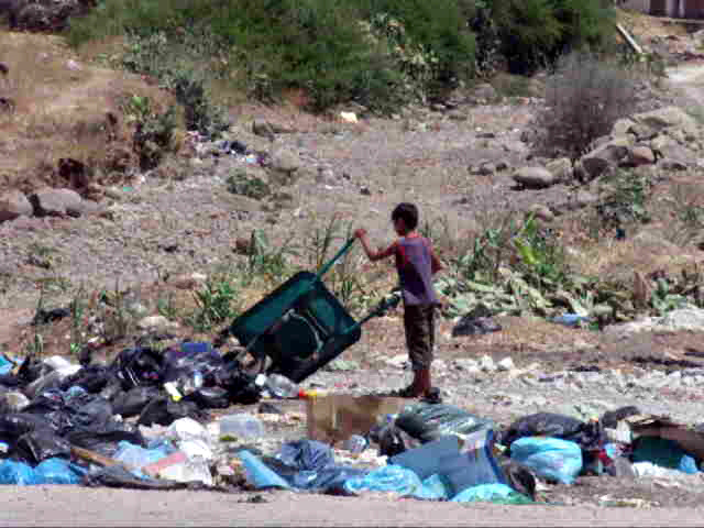 جماعة بني سيدال الجبل تستغيث من الأزبال والروائح الكريهة جماعة بني سيدال الجبل تستغيث من الأزبال والروائح الكريهة
