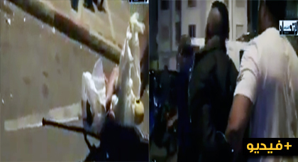 خطير.. شاب يهاجم ضابط شرطة بالسيف وزملاؤه يستعملون سلاحهم لإيقافه خطير.. شاب يهاجم ضابط شرطة بالسيف وزملاؤه يستعملون سلاحهم لإيقافه