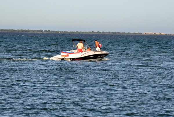 موجة الحرارة ترغم ساكنة الناظور على الهروب من المدينة موجة الحرارة ترغم ساكنة الناظور على الهروب من المدينة