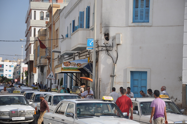 التماس الكهربائي يؤجج غضب مواطنين بالناظور والجهة المسؤولة خارج التغطية التماس الكهربائي يؤجج غضب مواطنين بالناظور والجهة المسؤولة خارج التغطية