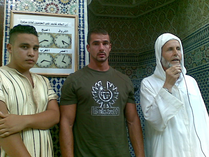 بلجيكي ينطق بالشهادتين في رحاب مسجد الحسن الثاني بالناظور بلجيكي ينطق بالشهادتين في رحاب مسجد الحسن الثاني بالناظور