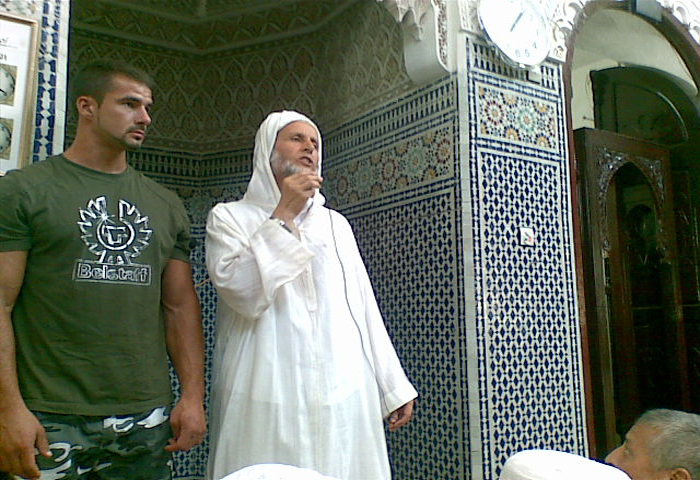 بلجيكي ينطق بالشهادتين في رحاب مسجد الحسن الثاني بالناظور بلجيكي ينطق بالشهادتين في رحاب مسجد الحسن الثاني بالناظور