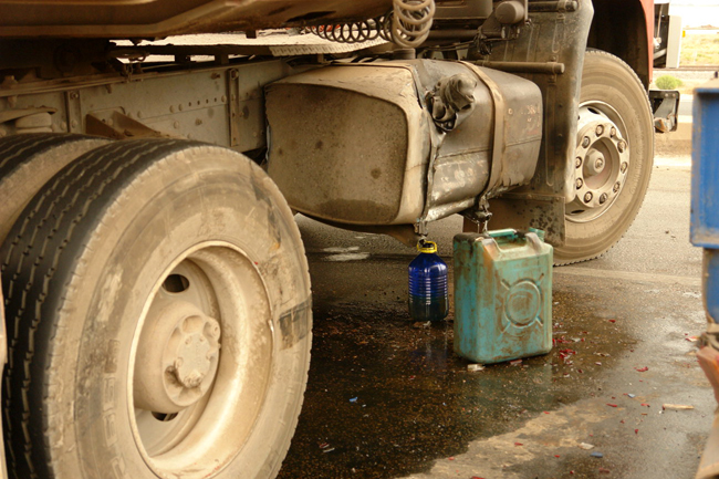 في آخر لحظة.. تجنّب انفجار كبير على طريق بني انصار في آخر لحظة.. تجنّب انفجار كبير على طريق بني انصار