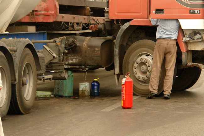 في آخر لحظة.. تجنّب انفجار كبير على طريق بني انصار في آخر لحظة.. تجنّب انفجار كبير على طريق بني انصار