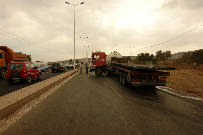 في آخر لحظة.. تجنّب انفجار كبير على طريق بني انصار في آخر لحظة.. تجنّب انفجار كبير على طريق بني انصار