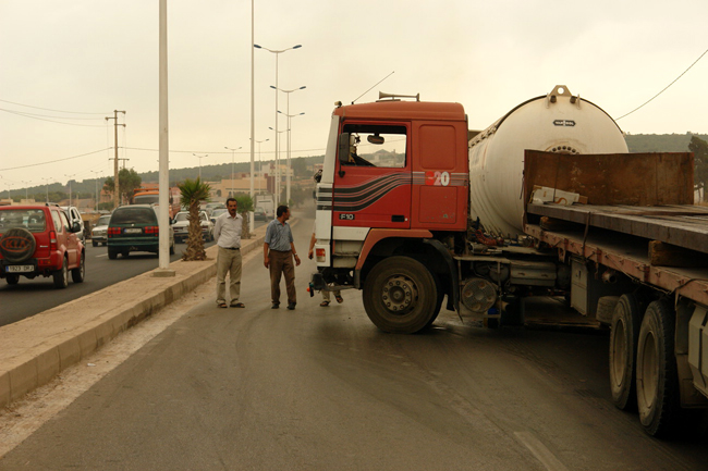 في آخر لحظة.. تجنّب انفجار كبير على طريق بني انصار في آخر لحظة.. تجنّب انفجار كبير على طريق بني انصار