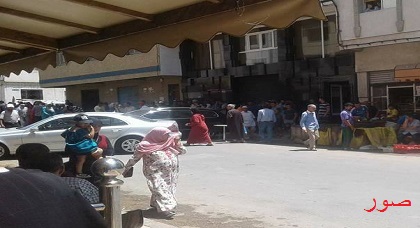 مواطن غاضب يستعين بسيارتين لقطع طريق وسط "سيدي عابد" بعدما احتله الفراشة مواطن غاضب يستعين بسيارتين لقطع طريق وسط "سيدي عابد" بعدما احتله الفراشة