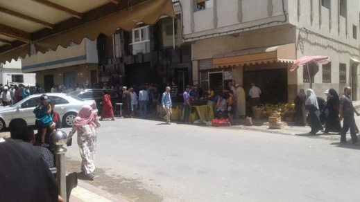 مواطن غاضب يستعين بسيارتين لقطع طريق وسط "سيدي عابد" بعدما احتله الفراشة