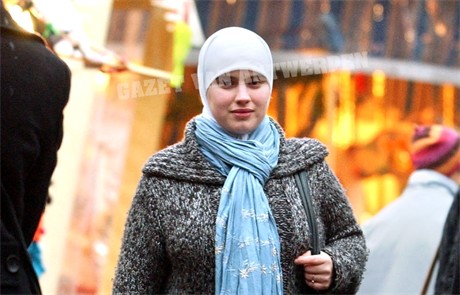 القبض على "لِيسْلِي ديكرز" رفيقة السجناء الفارين من بلجيكا القبض على "لِيسْلِي ديكرز" رفيقة السجناء الفارين من بلجيكا