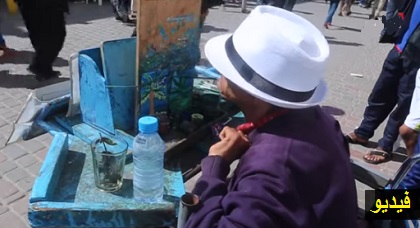 شاب مغربي يرسم لوحات فنية رائعة باستعمال "فمه" متحديا إعاقة اليدين شاب مغربي يرسم لوحات فنية رائعة باستعمال "فمه" متحديا إعاقة اليدين