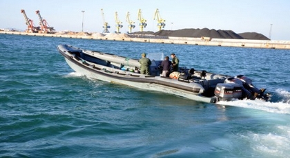 خفر السواحل يطارد قارب مطاطي يستعمل في تهريب الحشيش عرض سواحل بني شيكر خفر السواحل يطارد قارب مطاطي يستعمل في تهريب الحشيش عرض سواحل بني شيكر