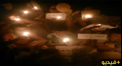 أطفال الحسيمة ينظمون مسيرة ليلية بالشموع نصـرة لمعتقلي الحراك الشعبي أطفال الحسيمة ينظمون مسيرة ليلية بالشموع نصـرة لمعتقلي الحراك الشعبي