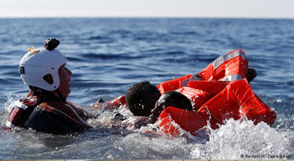 في حادث مأساوي.. إنقاذ ثلاثة مهاجرين سريين وفقدان 49 آخرين بعد أن تاهوا في البحر منذ الأحد الماضي