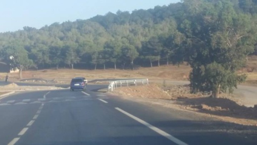 مستعملو طريق الناظور وبني أنصار يطالبون بتثبيت علامات التشوير الطرقي لتفادي وقوع الحوادث