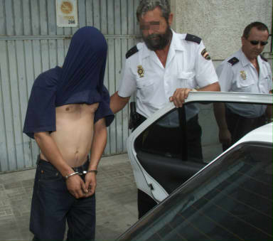اعتقال إسبانيين إثنين ألقيا بمهاجر غير قانوني مغربي في البحر اعتقال إسبانيين إثنين ألقيا بمهاجر غير قانوني مغربي في البحر