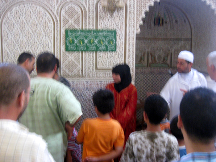 بريطانية تنطق بالشهادتين بُعيد صلاة الجُمعة بمسجد اولاد ابراهيم بريطانية تنطق بالشهادتين بُعيد صلاة الجُمعة بمسجد اولاد ابراهيم