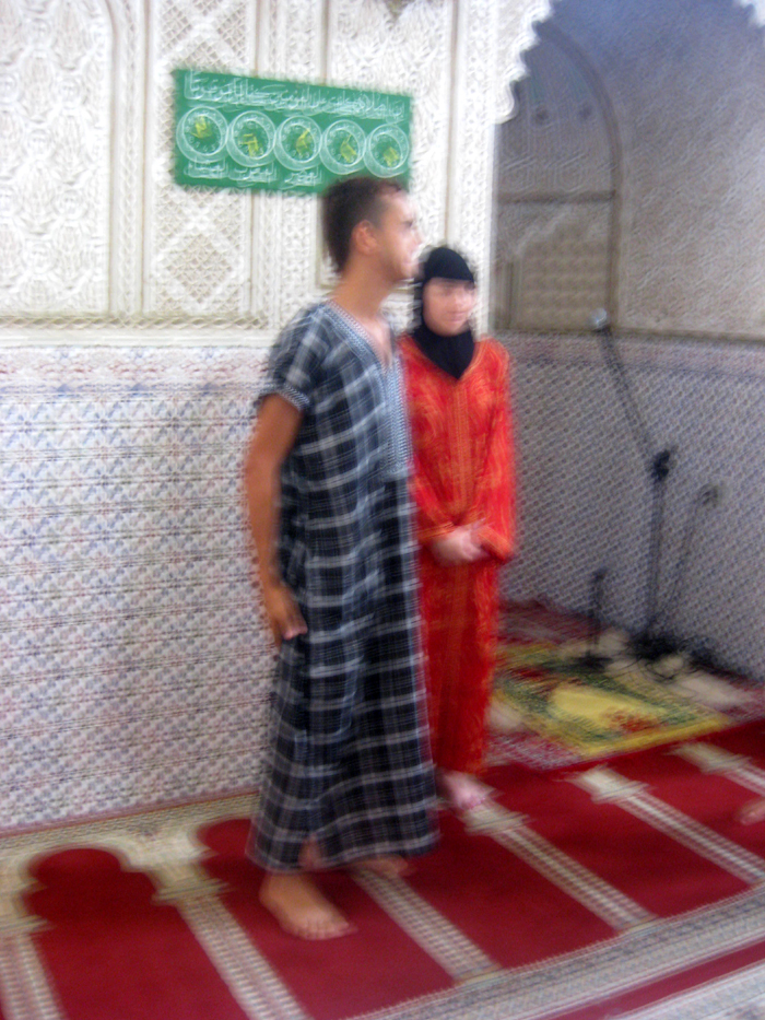 بريطانية تنطق بالشهادتين بُعيد صلاة الجُمعة بمسجد اولاد ابراهيم بريطانية تنطق بالشهادتين بُعيد صلاة الجُمعة بمسجد اولاد ابراهيم