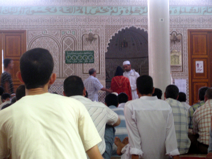 بريطانية تنطق بالشهادتين بُعيد صلاة الجُمعة بمسجد اولاد ابراهيم بريطانية تنطق بالشهادتين بُعيد صلاة الجُمعة بمسجد اولاد ابراهيم