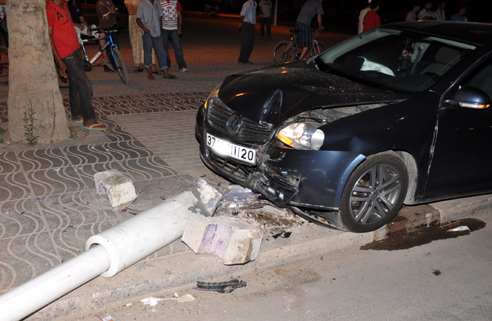 اصطدام سيارة بعمود الإنارة قرب الشبيبة اصطدام سيارة بعمود الإنارة قرب الشبيبة