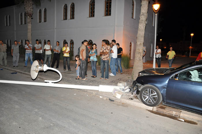 اصطدام سيارة بعمود الإنارة قرب الشبيبة اصطدام سيارة بعمود الإنارة قرب الشبيبة