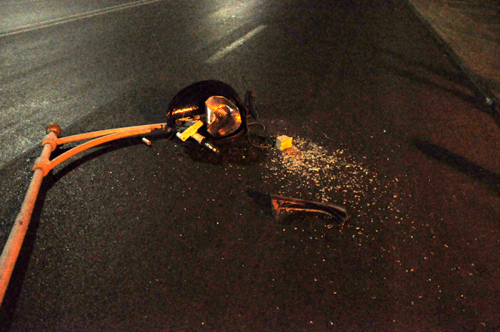 اصطدام سيارة بعمود الإنارة قرب الشبيبة اصطدام سيارة بعمود الإنارة قرب الشبيبة