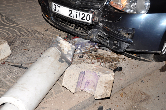 اصطدام سيارة بعمود الإنارة قرب الشبيبة اصطدام سيارة بعمود الإنارة قرب الشبيبة