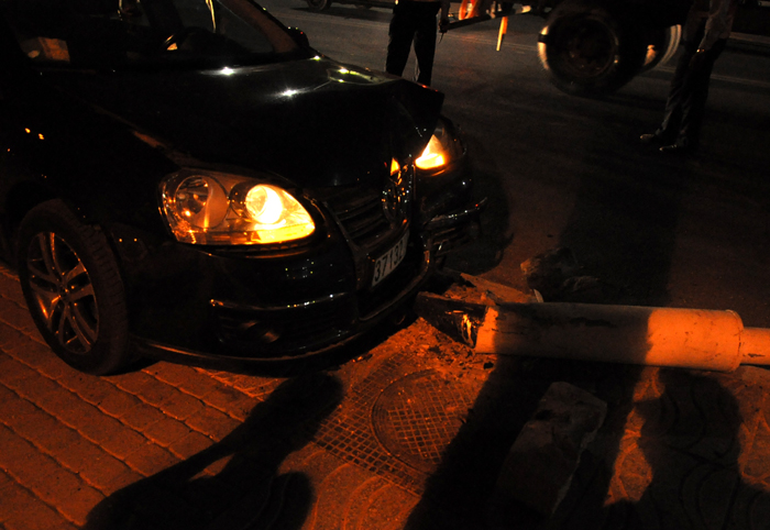 اصطدام سيارة بعمود الإنارة قرب الشبيبة اصطدام سيارة بعمود الإنارة قرب الشبيبة