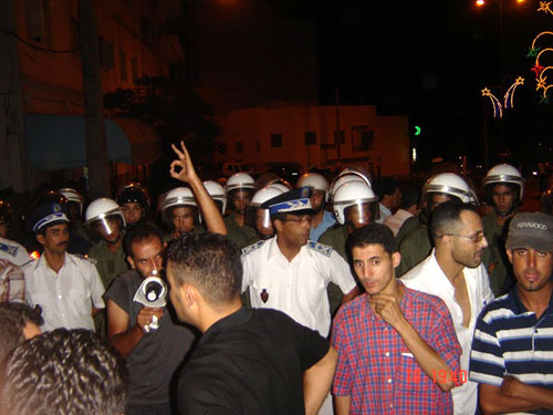 إصابات خطيرة في صفوف معطلي الحسيمة إثر تدخل وحشي لقوى القمع إصابات خطيرة في صفوف معطلي الحسيمة إثر تدخل وحشي لقوى القمع