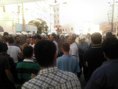 إصابات خطيرة في صفوف معطلي الحسيمة إثر تدخل وحشي لقوى القمع إصابات خطيرة في صفوف معطلي الحسيمة إثر تدخل وحشي لقوى القمع