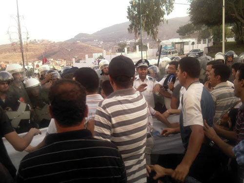 إصابات خطيرة في صفوف معطلي الحسيمة إثر تدخل وحشي لقوى القمع إصابات خطيرة في صفوف معطلي الحسيمة إثر تدخل وحشي لقوى القمع