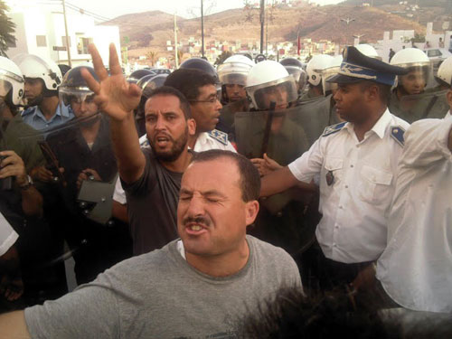 إصابات خطيرة في صفوف معطلي الحسيمة إثر تدخل وحشي لقوى القمع إصابات خطيرة في صفوف معطلي الحسيمة إثر تدخل وحشي لقوى القمع