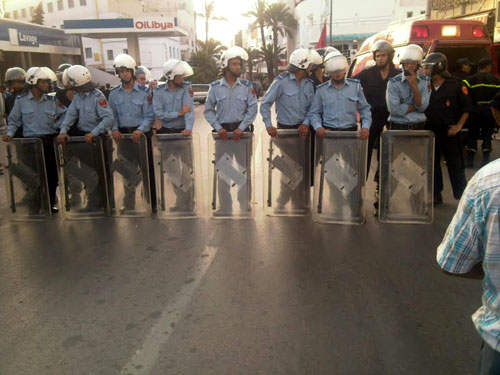 إصابات خطيرة في صفوف معطلي الحسيمة إثر تدخل وحشي لقوى القمع إصابات خطيرة في صفوف معطلي الحسيمة إثر تدخل وحشي لقوى القمع