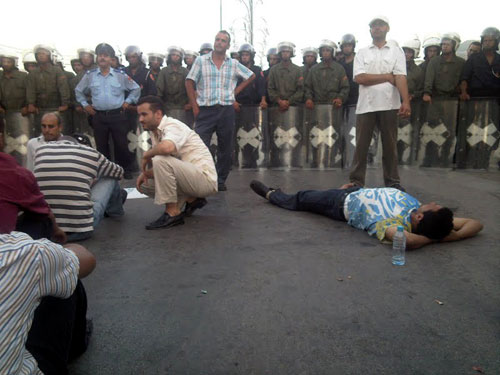 إصابات خطيرة في صفوف معطلي الحسيمة إثر تدخل وحشي لقوى القمع إصابات خطيرة في صفوف معطلي الحسيمة إثر تدخل وحشي لقوى القمع