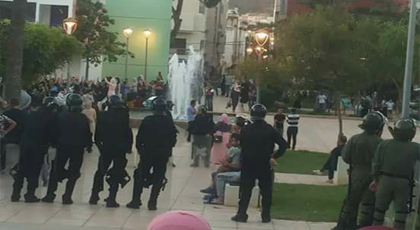 فيديو : نشطاء الحراك الشعبي بالحسيمة يعلنون انهيـار التهدئة فيديو : نشطاء الحراك الشعبي بالحسيمة يعلنون انهيـار التهدئة