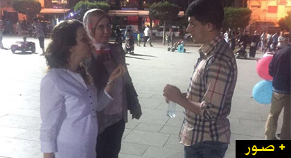 الوزيرة شرفات أفيلال تتحدث مع مواطنين بساحة محمد السادس حول الحراك ومواضيع أخرى