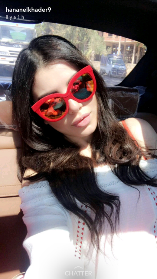 الفنانة الناظورية حنان لخضر تثير إعجاب متتبعيها بارتدائها نظارات شمسية جذابة الفنانة الناظورية حنان لخضر تثير إعجاب متتبعيها بارتدائها نظارات شمسية جذابة