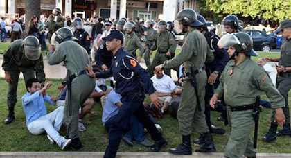 الداخلية: المتضامنون مع الحسيمة في الرباط تظاهروا بالاغماء بعد تعنيفهم للأمن لفظيا وبدنيا الداخلية: المتضامنون مع الحسيمة في الرباط تظاهروا بالاغماء بعد تعنيفهم للأمن لفظيا وبدنيا