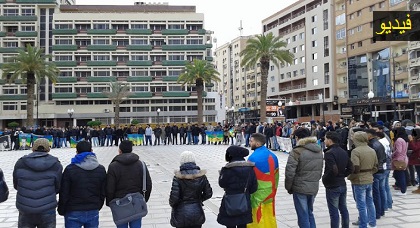 الطلبة الريفيون يؤثثون احتجاجا عارما بوجدة تضامنا مع المسجونين على خلفية حراك الريف الطلبة الريفيون يؤثثون احتجاجا عارما بوجدة تضامنا مع المسجونين على خلفية حراك الريف