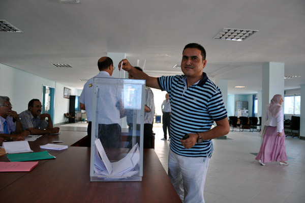 الرحموني يحسم بنسبة كبيرة في رئاسته للمجلس الإقليمي للناظور الرحموني يحسم بنسبة كبيرة في رئاسته للمجلس الإقليمي للناظور