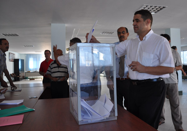 الرحموني يحسم بنسبة كبيرة في رئاسته للمجلس الإقليمي للناظور الرحموني يحسم بنسبة كبيرة في رئاسته للمجلس الإقليمي للناظور