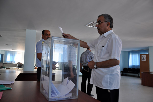 الرحموني يحسم بنسبة كبيرة في رئاسته للمجلس الإقليمي للناظور الرحموني يحسم بنسبة كبيرة في رئاسته للمجلس الإقليمي للناظور