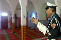 شرطي ينتهك حرمة مسجد بالعروي