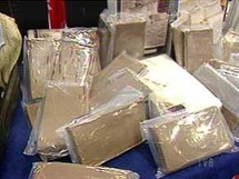 عبر الناظور: فرنسيان من أصل جزائري في سفر سياحي لتهريب الحشيش المغربي عبر الناظور: فرنسيان من أصل جزائري في سفر سياحي لتهريب الحشيش المغربي