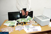 إلقاء القبض على شخص متهم بترويج العملة المزيفة