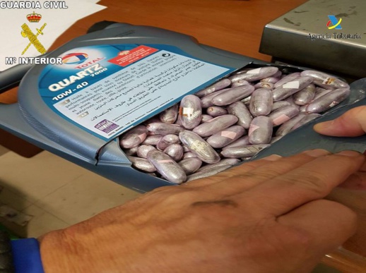 مثير.. احباط محاولة تهريب مخدرات داخل قنينات "زيت المحرك" بميناء مليلية مثير.. احباط محاولة تهريب مخدرات داخل قنينات "زيت المحرك" بميناء مليلية