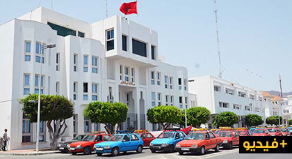 العمالة تعد سائقي الطاكسيات الصغيرة بحل مشكلهم بعد نقل احتجاجهم من بني أنصار إلى الناظور العمالة تعد سائقي الطاكسيات الصغيرة بحل مشكلهم بعد نقل احتجاجهم من بني أنصار إلى الناظور